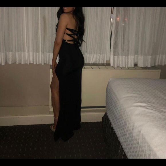 Black gown size small - Picture 2 of 2